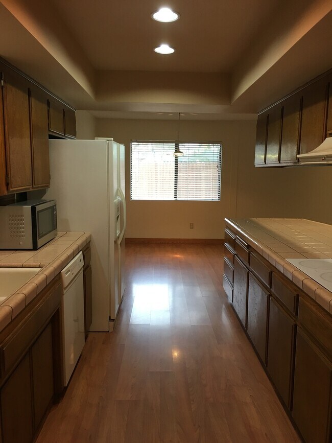 Building Photo - POOL!  Nice 3+2.5 Southwest Bakersfield - Laurelglen Area