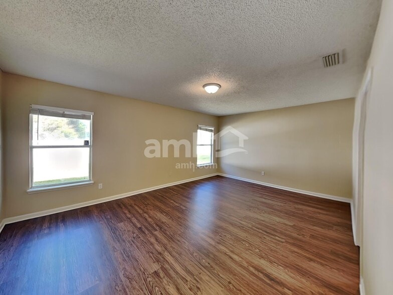 Building Photo - 6685 Southern Oaks Dr