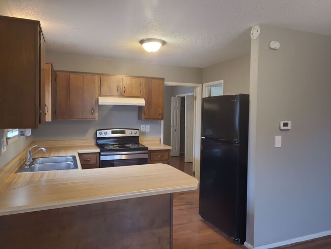 Building Photo - Now Available! 1 bedroom 1 bathroom in Ros...