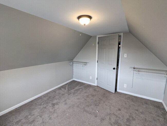 Building Photo - Spacious 3 bedroom 2.5 Bathroom Single Family Home (Mt Washington)