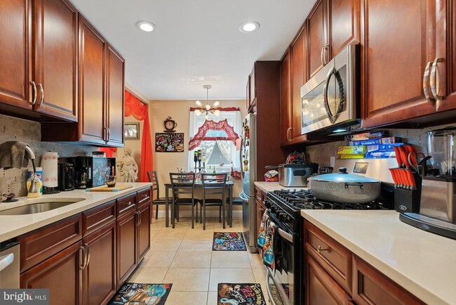 Building Photo - 2874 Tolbut St