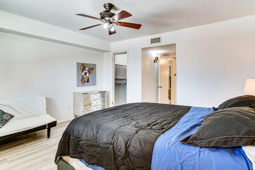 Building Photo - 10228 Regal Oaks Dr