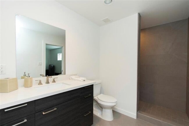 Building Photo - 1410 Hyde Park Blvd