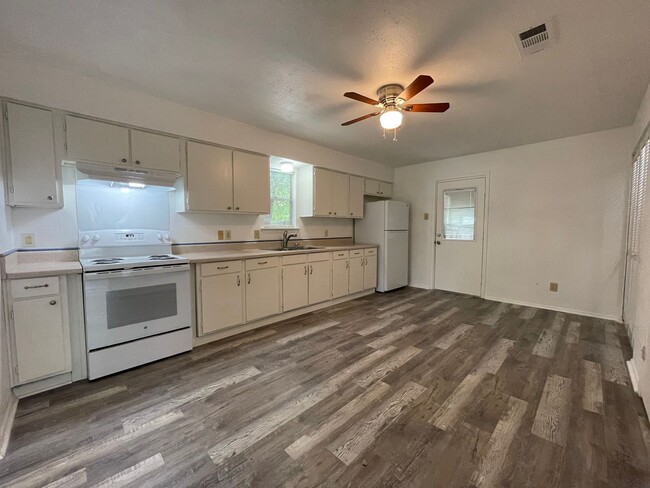 Building Photo - COMING SOON - 2 Bedroom 1 Bath Home in Lak...