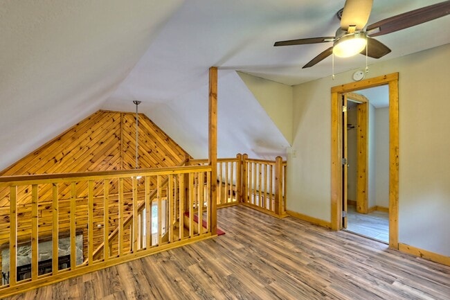 Building Photo - 122 Treetop Ln
