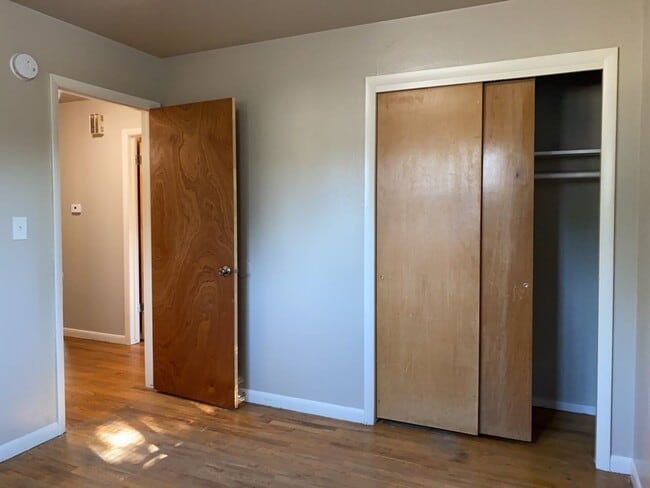 Building Photo - STUDENTS WELCOME! 5 Bed 2 Bath Ranch House w/ Basement