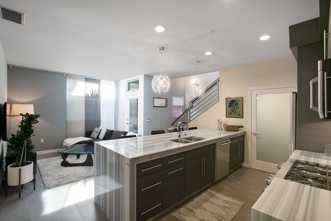 Building Photo - Modern Townhome in the Heart of Downtown E...