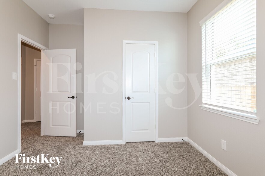 Building Photo - 8981 Oval Glass St