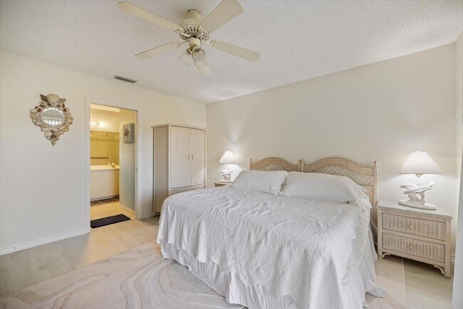 Building Photo - 880 Bird Bay Dr W