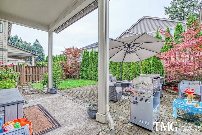 Building Photo - Spacious 4 BD Home with Private Backyard &...