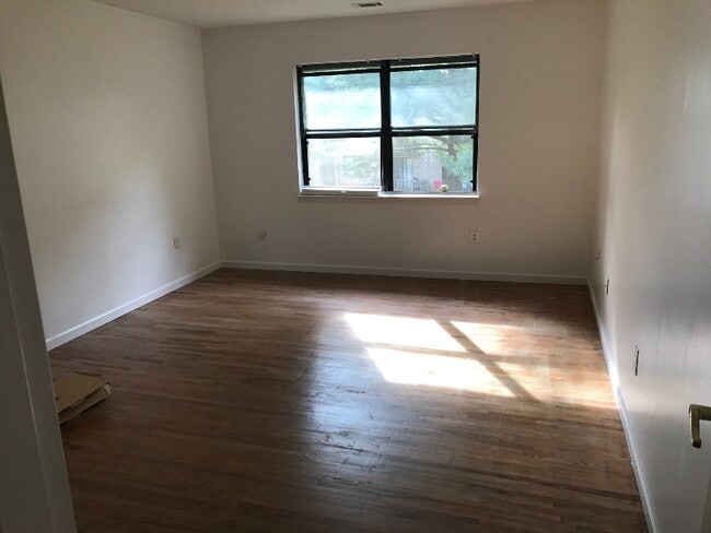 Building Photo - 1908 Silver Ct