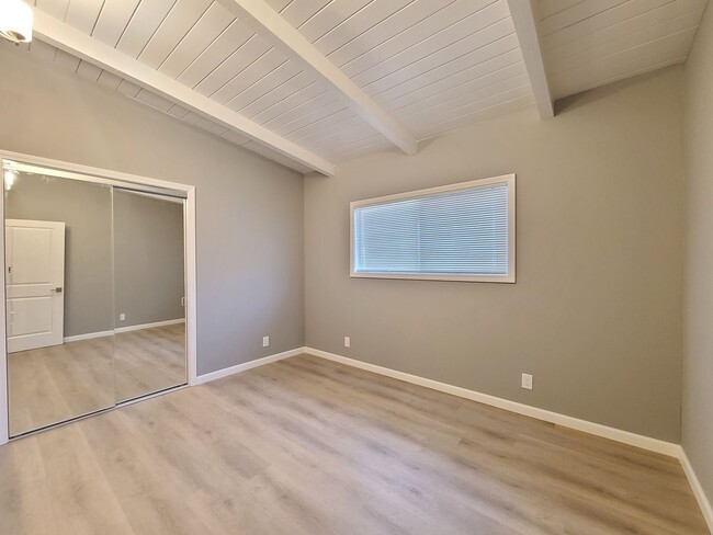 Building Photo - Gregory