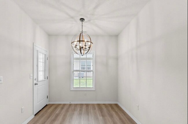 Building Photo - NEW LUXURY 3 BED 2 BATH 2 CAR GARAGE DUPLEX