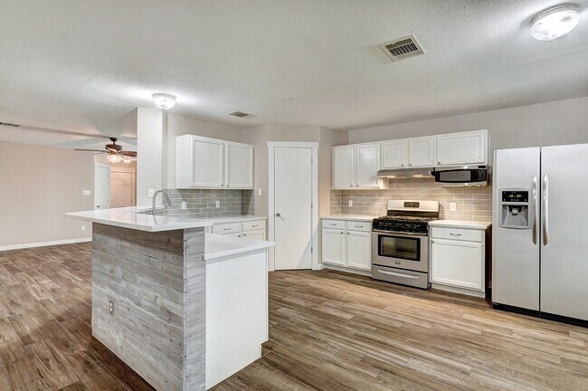 Building Photo - 707 Estancia Way