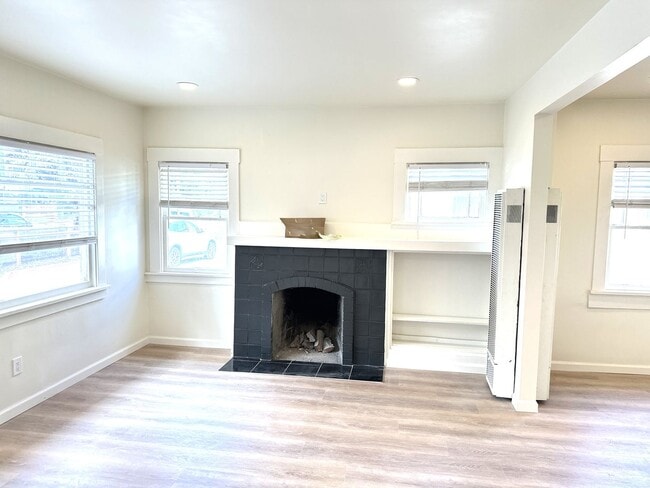 Building Photo - 5 Bed/2 Full Baths W/Washer&Dryer Hook Ups!