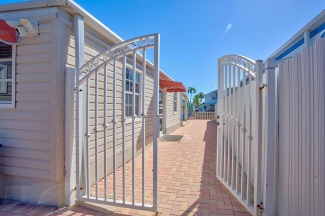 Building Photo - 136 Sable Palm Ln