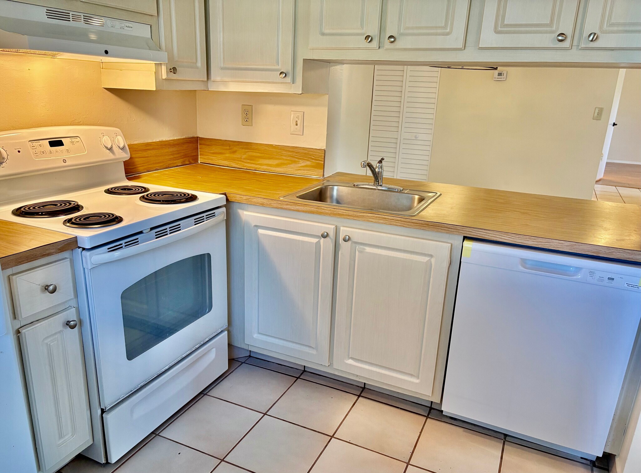 Building Photo - 2717 S Oakland Forest Dr