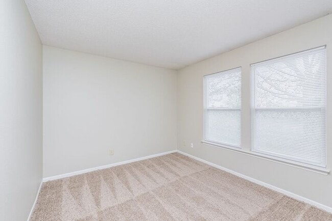 Building Photo - Sweet 3 Bedroom 2 Full Bath in Wayne Township