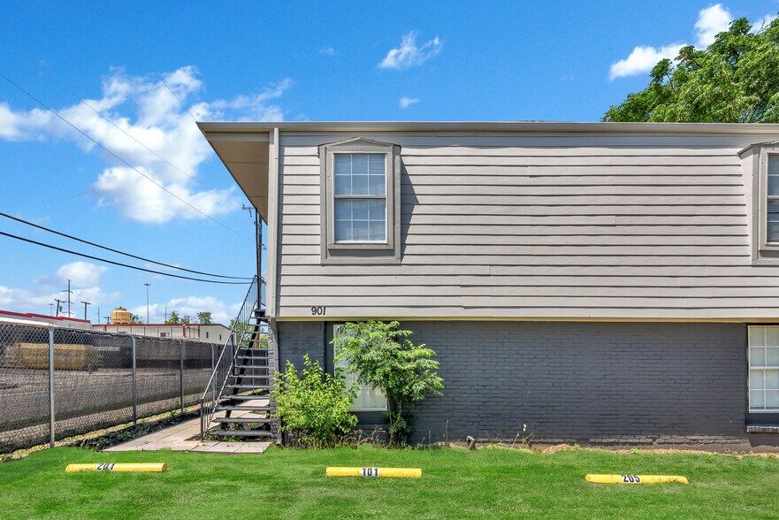 Building Photo - 901 Bessie St