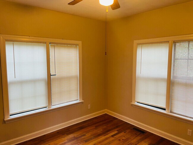 Building Photo - Quiet and provate location near TMH