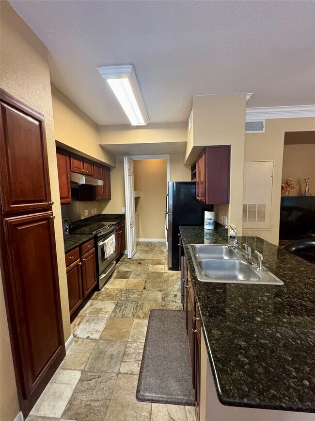 Building Photo - 7575 Kirby Dr