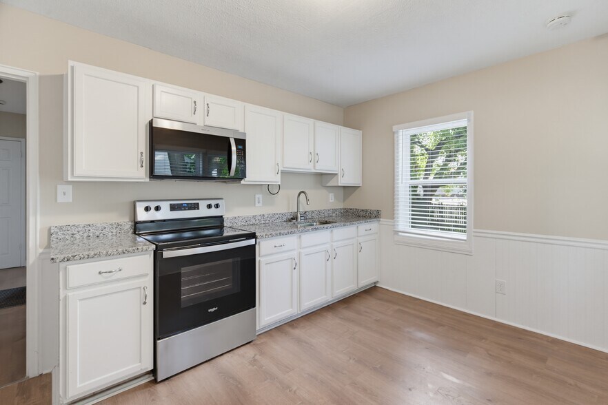 Building Photo - 4015 Valley View Dr