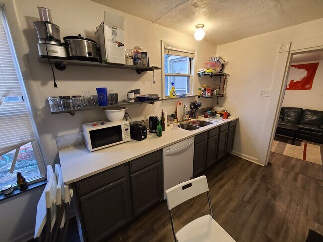 Building Photo - SPACIOUS 4 BEDROOM IN THE HEART OF OAKLAND