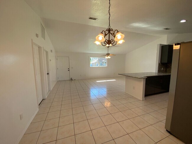 Building Photo - FULLY RENOVATED and spacious 4-bedroom, 2-...
