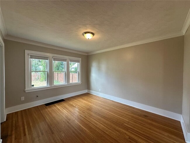 Building Photo - 44 Parkwood Rd