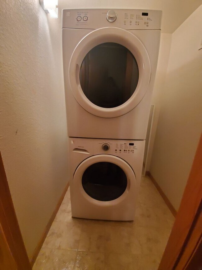 Building Photo - Cozy 2 Bed 2 Bath Condo