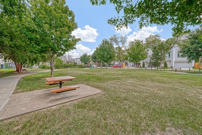 Building Photo - 5315 Lillian St