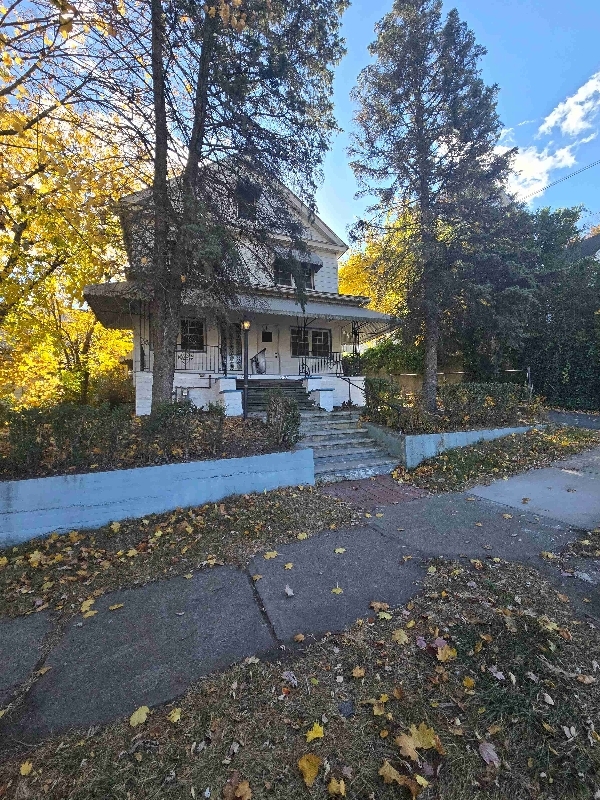 Primary Photo - 1905 Cedar Ave