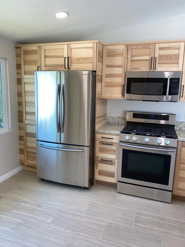 Building Photo - 3 Bed-2 Bath Single Story Home Lakeside with RV parking