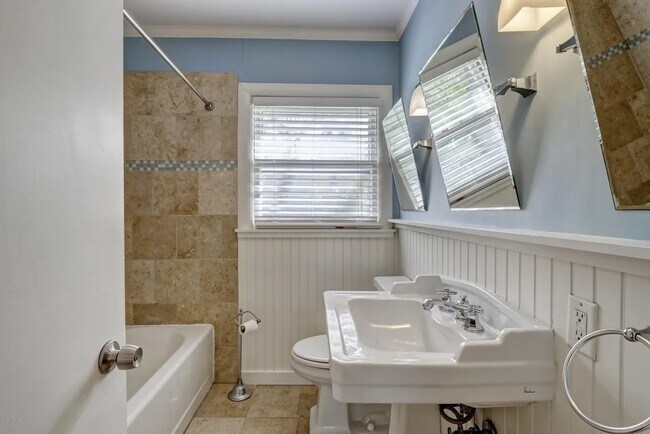 Building Photo - 211 Oak Leaf Dr