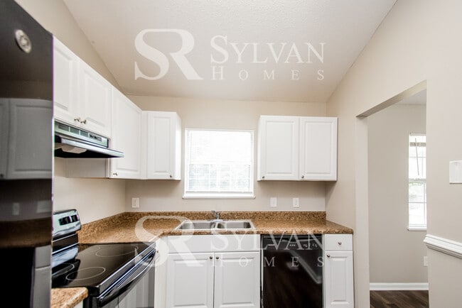 Building Photo - Your dream home awaits