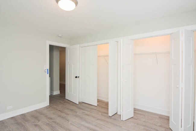 Building Photo - 447 W Surf St