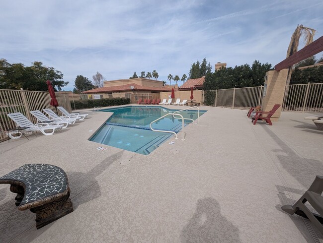 Building Photo - 3 Bedroom Patio Home in Joshua Village Nea...