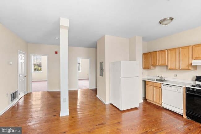 Primary Photo - 321-23 N Front St
