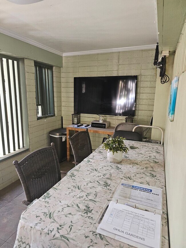 Building Photo - Walkup Studio in Waikiki
