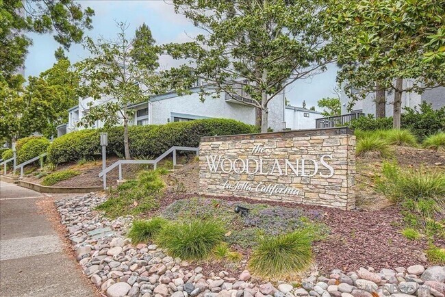 Building Photo - Spacious and remodeled 2 Bed 2.5 baths in ...