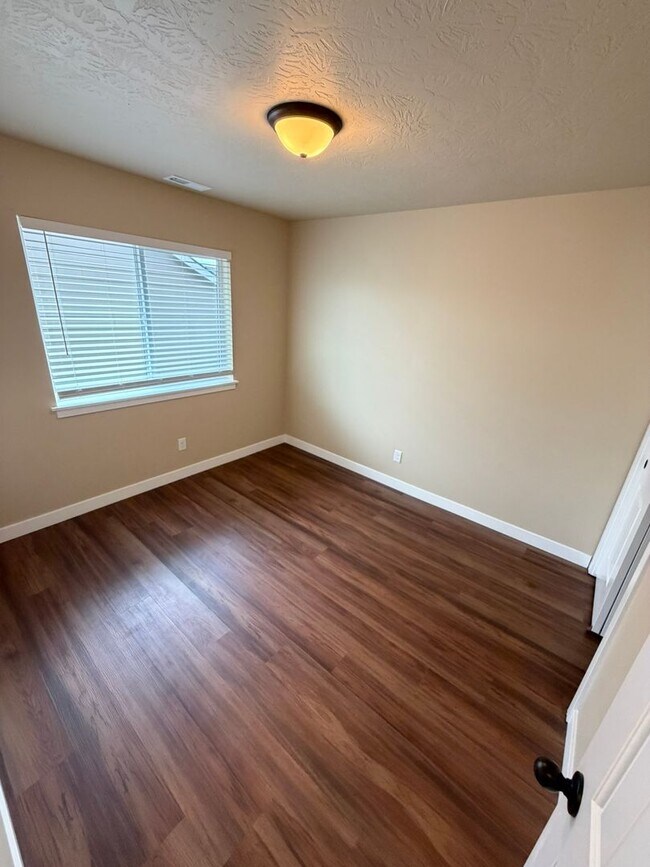 Building Photo - Must See 4 Bedroom!