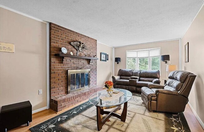 Building Photo - Charming Home! 4 Bedroom 2.5 Bathroom - Hopewell
