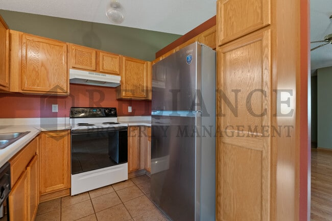 Building Photo - 5915 E Pembrook Cir