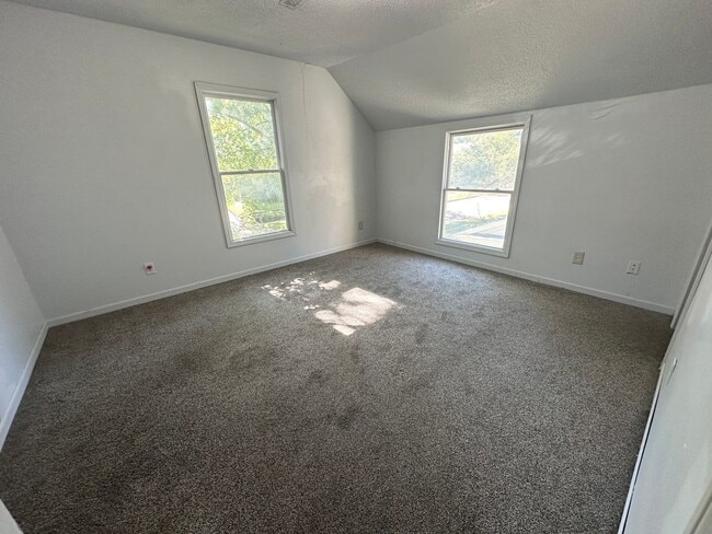 Building Photo - 4 bedroom / 2 bath home with lots of room!