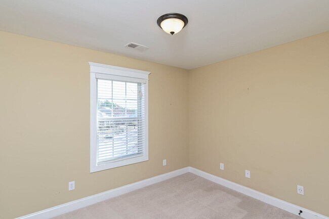 Building Photo - 3 Bedroom 2.5 bath low maintenance living for rent!