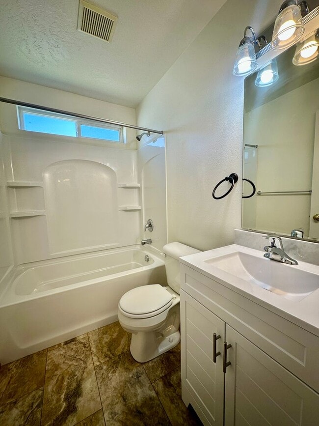Building Photo - 3 bedroom home with expansive fenced backy...