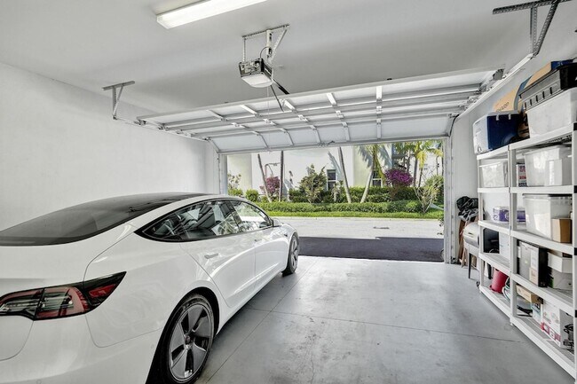Building Photo - 480 NE 35th Ct