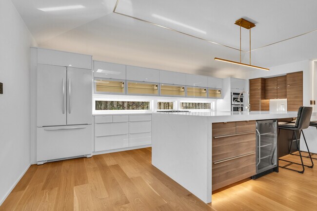 Building Photo - 623 Echo Ln