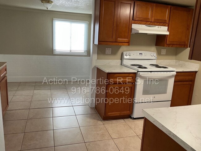 Building Photo - Move In Special! Central Roseville Bungalow 2 bedroom 1 Bathroom, Street Parking, Shed, No Yard