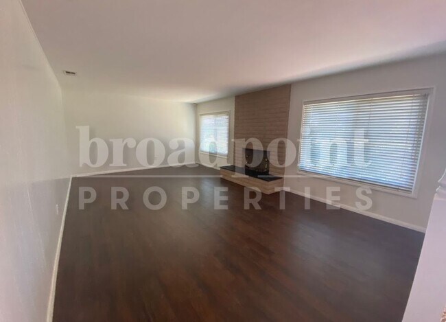 Building Photo - 30459 Rolling Hills Dr
